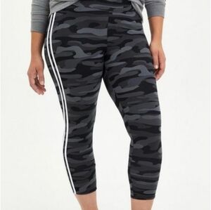 Torrid 4 Black Gray Camouflage Capris Side Stripes 2977-F